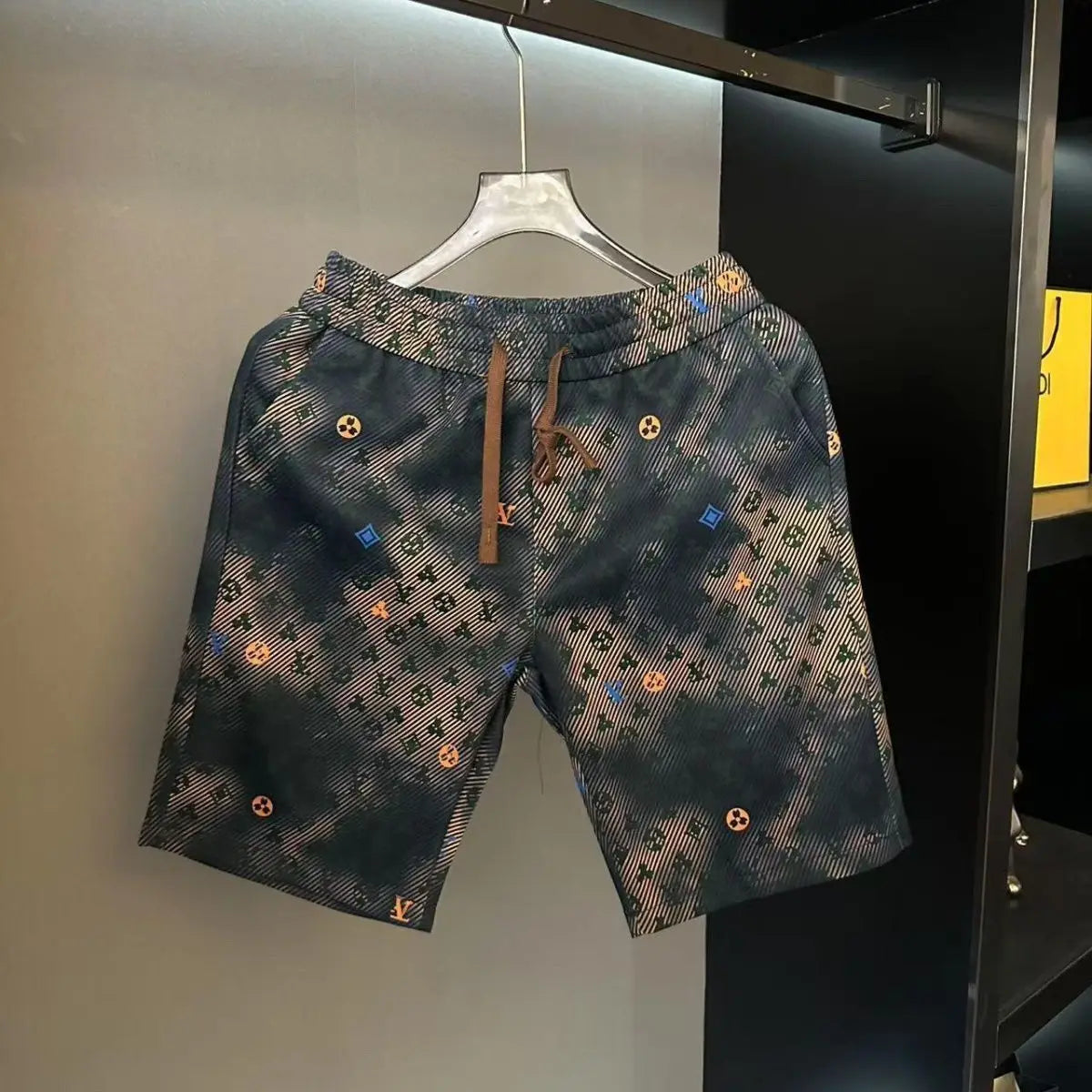 Conjunto Hombre Verano — Camisa y Pantalón Corto con Print Contrastado